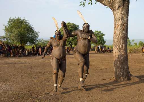 Bodi tribe fat men running during Kael ceremony, Omo valley, Hana Mursi, Ethiopia