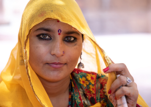 Portrait of a rajasthani woman in traditional sari, Rajasthan, Jodhpur, India