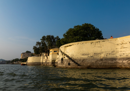 The city palace alongside lake Pichola, Rajasthan, Udaipur, India