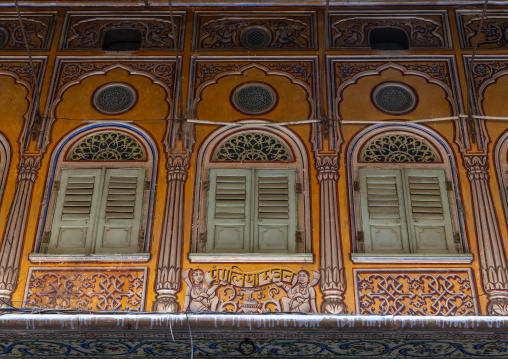 Windows of an old haveli, Rajasthan, Jaipur, India