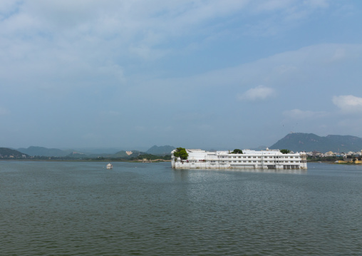 The Taj lake palace hotel on lake Pichola, Rajasthan, Udaipur, India