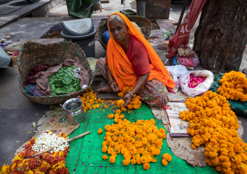 Indian street seller selling flowers, Rajasthan, Jaipur, India