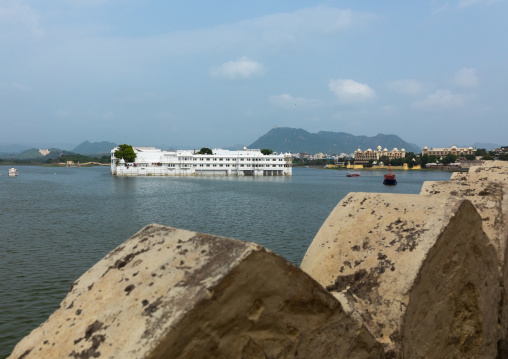 The Taj lake palace hotel on lake Pichola, Rajasthan, Udaipur, India
