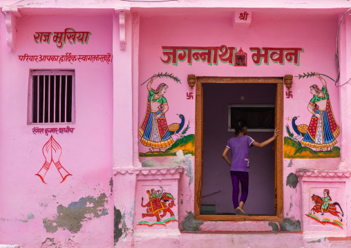 Haveli painted in pink with murals, Rajasthan, Bundi, India