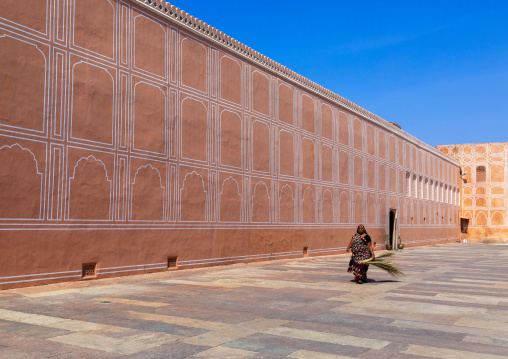 Indian woman in the city palace sarvato bhadra courtyard, Rajasthan, Jaipur, India