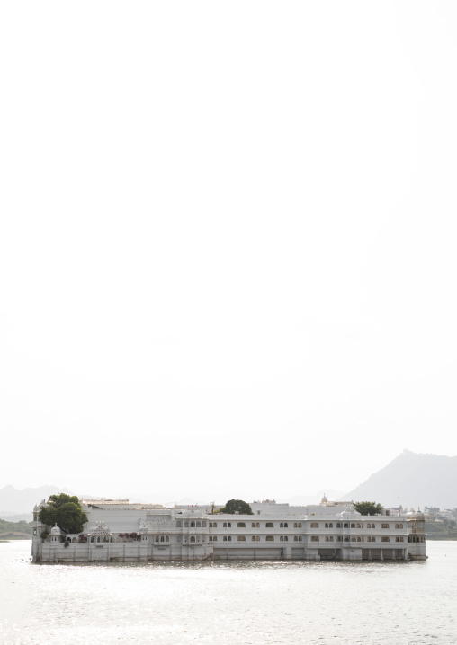 The Taj lake palace hotel on lake Pichola, Rajasthan, Udaipur, India
