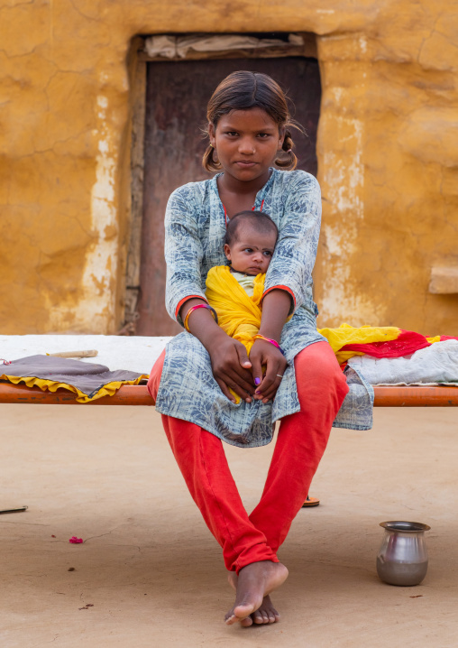 Young rajasthani mother with her baby, Rajasthan, Jaisalmer, India