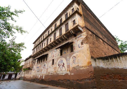 Old haveli with lavishly painted walls, Rajasthan, Nawalgarh, India