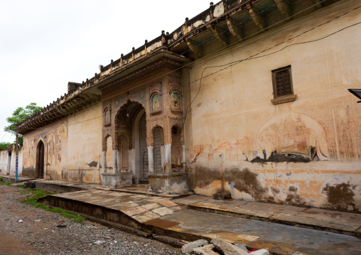 Old haveli with lavishly painted walls, Rajasthan, Nawalgarh, India