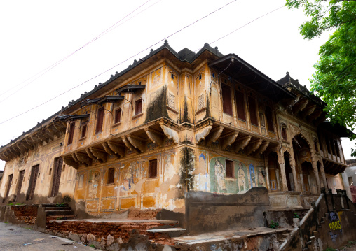 Old haveli with lavishly painted walls, Rajasthan, Nawalgarh, India