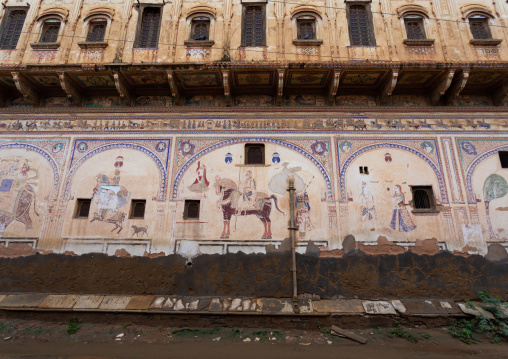 Old haveli with lavishly painted walls, Rajasthan, Nawalgarh, India