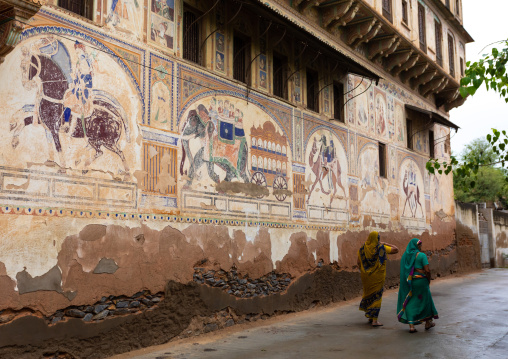 Old haveli with lavishly painted walls, Rajasthan, Nawalgarh, India