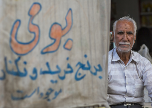 Old man in the bazaar, Isfahan province, Kashan, Iran