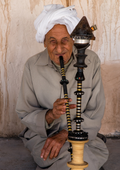 old bandari sailor smoking pipe, Hormozgan, Bandar-e Kong, Iran