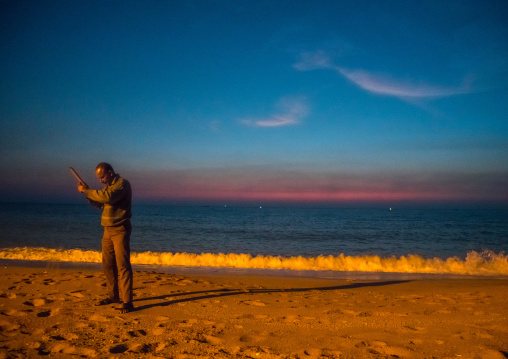 fisherman on the persian gulf coast, Hormozgan, Kushkenar, Iran