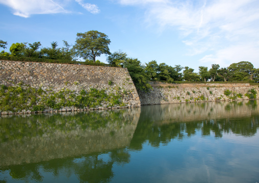 The moats in front of the famous Himeji castle used by shoguns and samurais, Hypgo Prefecture, Himeji, Japan