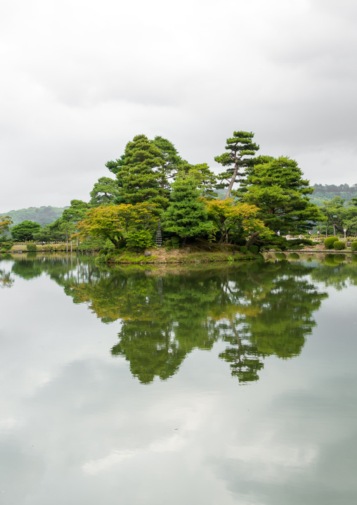 Kasumigaike pond in kenroku-en garden, Ishikawa Prefecture, Kanazawa, Japan
