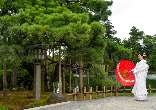 Japanese woman with oil paper umbrella in Kenroku-en garden, Ishikawa Prefecture, Kanazawa, Japan