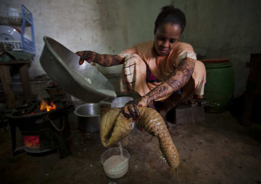 Kenyan woman cooking rice with coconut milk, Lamu County, Lamu, Kenya