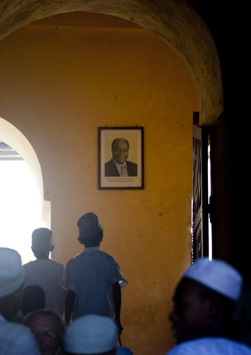Children looking at the photo of president Mawai Kibaki in the museum, Lamu County, Lamu, Kenya