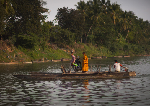 People crossing the mekong river, Don khon, Laos