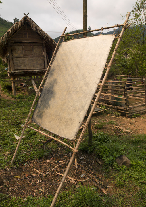 Drying paper, Nam deng, Laos