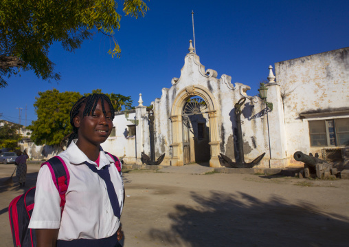 Girl In Front de The Old Naval Academy In Stone Town, Ilha de Mocambique, Nampula Province, Mozambique