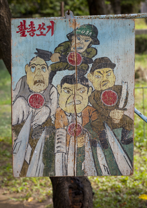 Target with american and japanese soldiers intaesongsan funfair, Pyongan Province, Pyongyang, North Korea