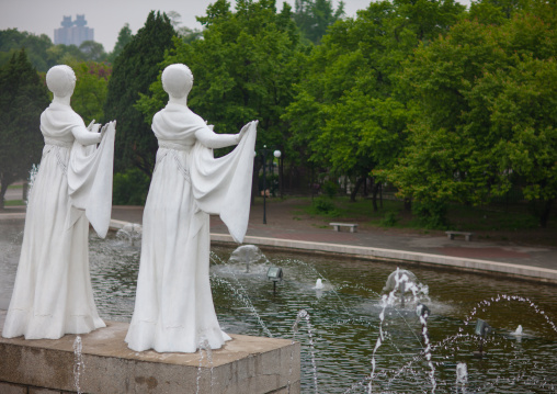 Mansudae fountain park dedicated to the glory of Kim il Sung with the statues performing a dance called snow falls, Pyongan Province, Pyongyang, North Korea