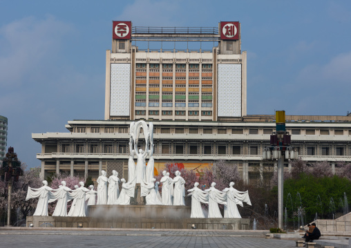 Mansudae fountain park dedicated to the glory of Kim il Sung with the statues performing a dance called snow falls, Pyongan Province, Pyongyang, North Korea