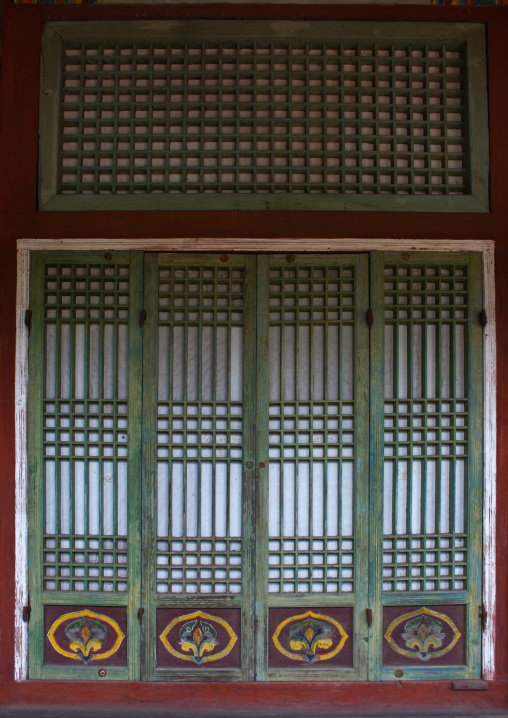Door in the former royal villa of Ri Song Gye founder of the choson dynasty, South Hamgyong Province, Hamhung, North Korea
