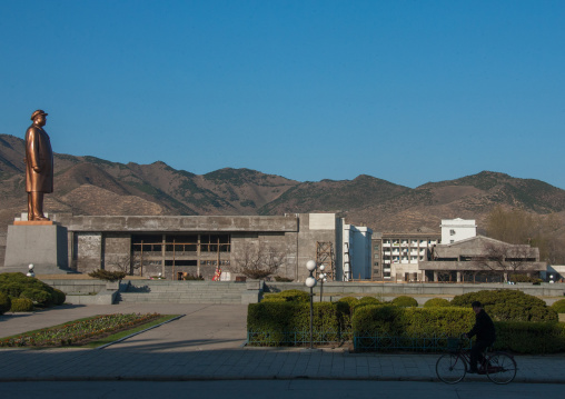 Kim il Sung statue on a square, North Hamgyong Province, Chongjin, North Korea