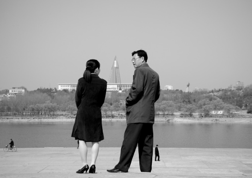 North Korean couple on the banks of the Taedong river, Pyongan Province, Pyongyang, North Korea