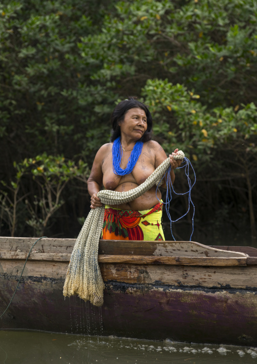 Panama, Darien Province, Puerta Lara, Wounaan Tribe Woman Going To Fish With A Net
