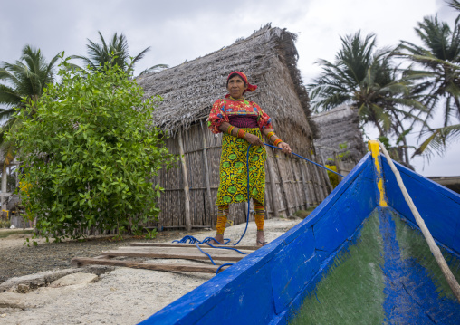 Panama, San Blas Islands, Mamitupu, Kuna Indian Woman Carrying A Canoe Wit A Rope