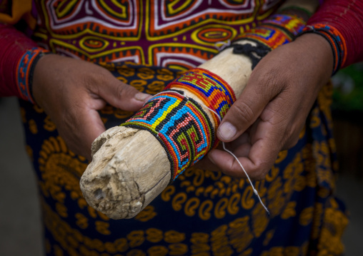 Panama, San Blas Islands, Mamitupu, Kuna Indian Woman Making Bracelets