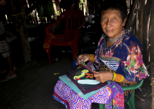 Panama, San Blas Islands, Mamitupu, Portrait Of Kuna Tribe Woman Weaving A Mola