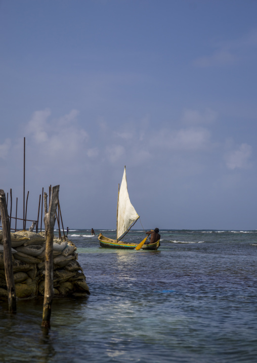 Panama, San Blas Islands, Mamitupu, Kuna Indian Man In A Traditional Sailing Canoe