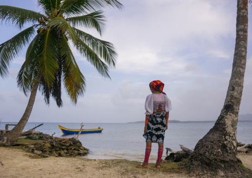 Panama, San Blas Islands, Mamitupu, Young Kuna Indian Woman Lokking At The Sea