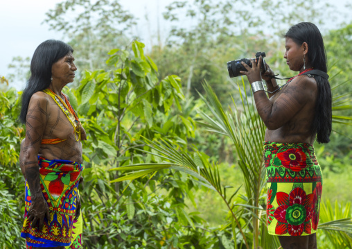 Panama, Darien Province, Bajo Chiquito, Embera Tribe Woman Using A Sony Camera
