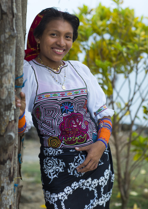 Panama, San Blas Islands, Mamitupu, Portrait Of A Young Kuna Indian Woman