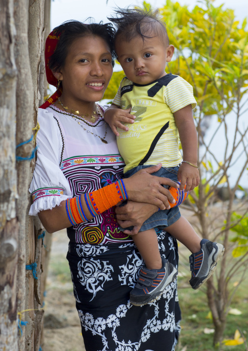 Panama, San Blas Islands, Mamitupu, Portrait Of Kuna Tribe Mother Holding Her Baby