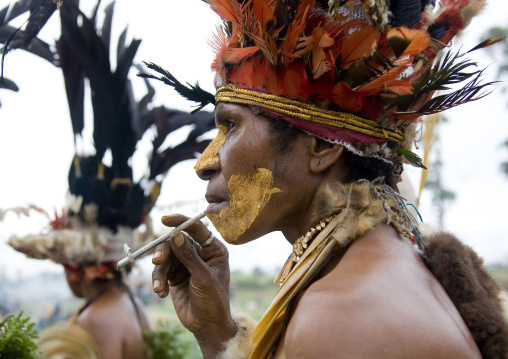 Portrait of a Chimbu tribe woman with headdress made of feathers during a Sing-sing, Western Highlands Province, Mount Hagen, Papua New Guinea