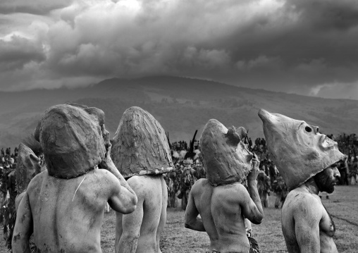 Mudmen from Asaro during a sing-sing, Western Highlands Province, Mount Hagen, Papua New Guinea