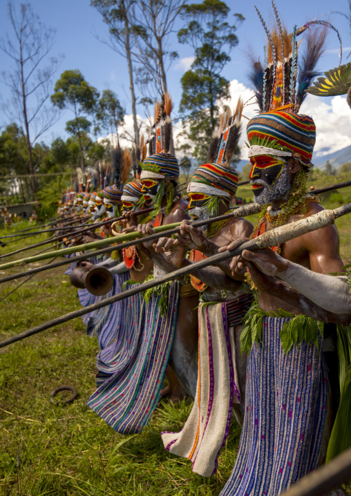 Kunga warriors dancing during a sing-sing, Western Highlands Province, Mount Hagen, Papua New Guinea