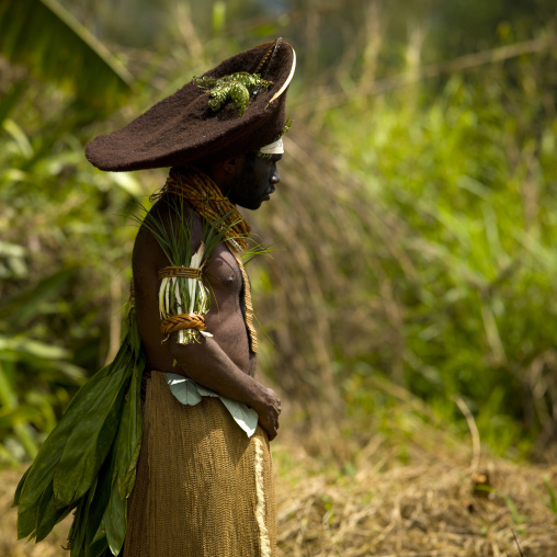 Enga kompian suli muli wearing a wig made with hair, Western Highlands Province, Mount Hagen, Papua New Guinea