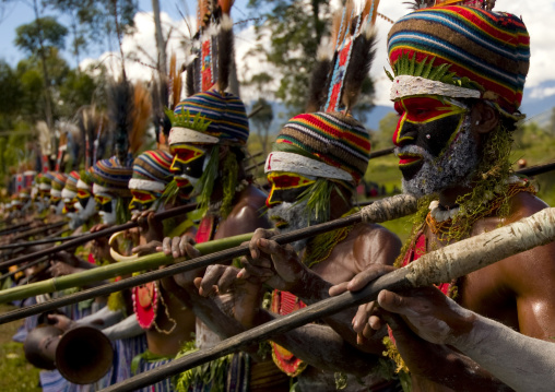 Kunga warriors dancing and beating drums during a sing-sing, Western Highlands Province, Mount Hagen, Papua New Guinea