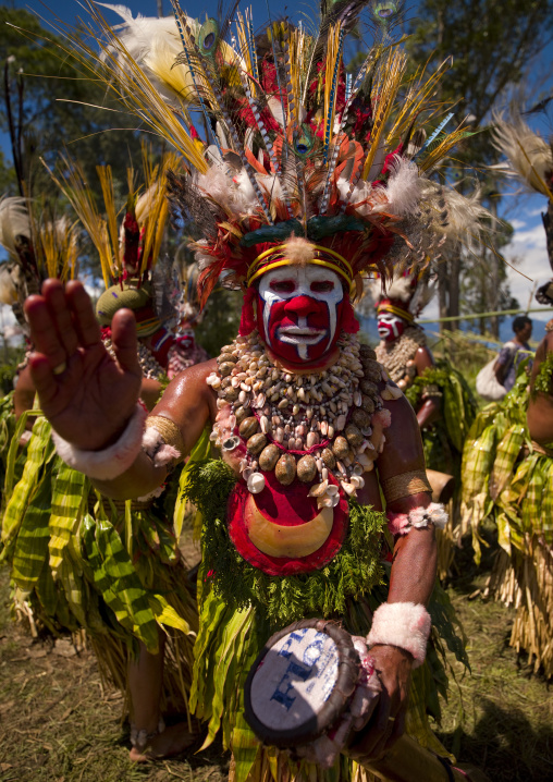 Highlander women with drums in traditional clothing during a sing-sing, Western Highlands Province, Mount Hagen, Papua New Guinea