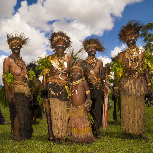Chimbu tribe family during a sing-sing ceremony, Western Highlands Province, Mount Hagen, Papua New Guinea