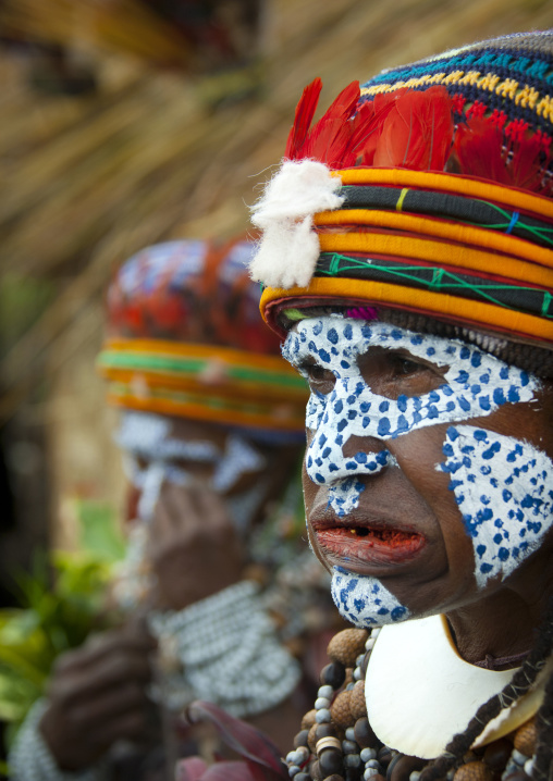 Highlander woman with traditional clothing during a sing-sing, Western Highlands Province, Mount Hagen, Papua New Guinea